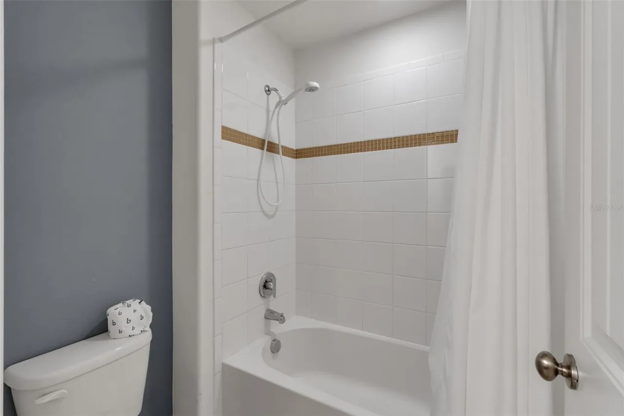 Slide show image of the Orlando Florida Home for Sale 23