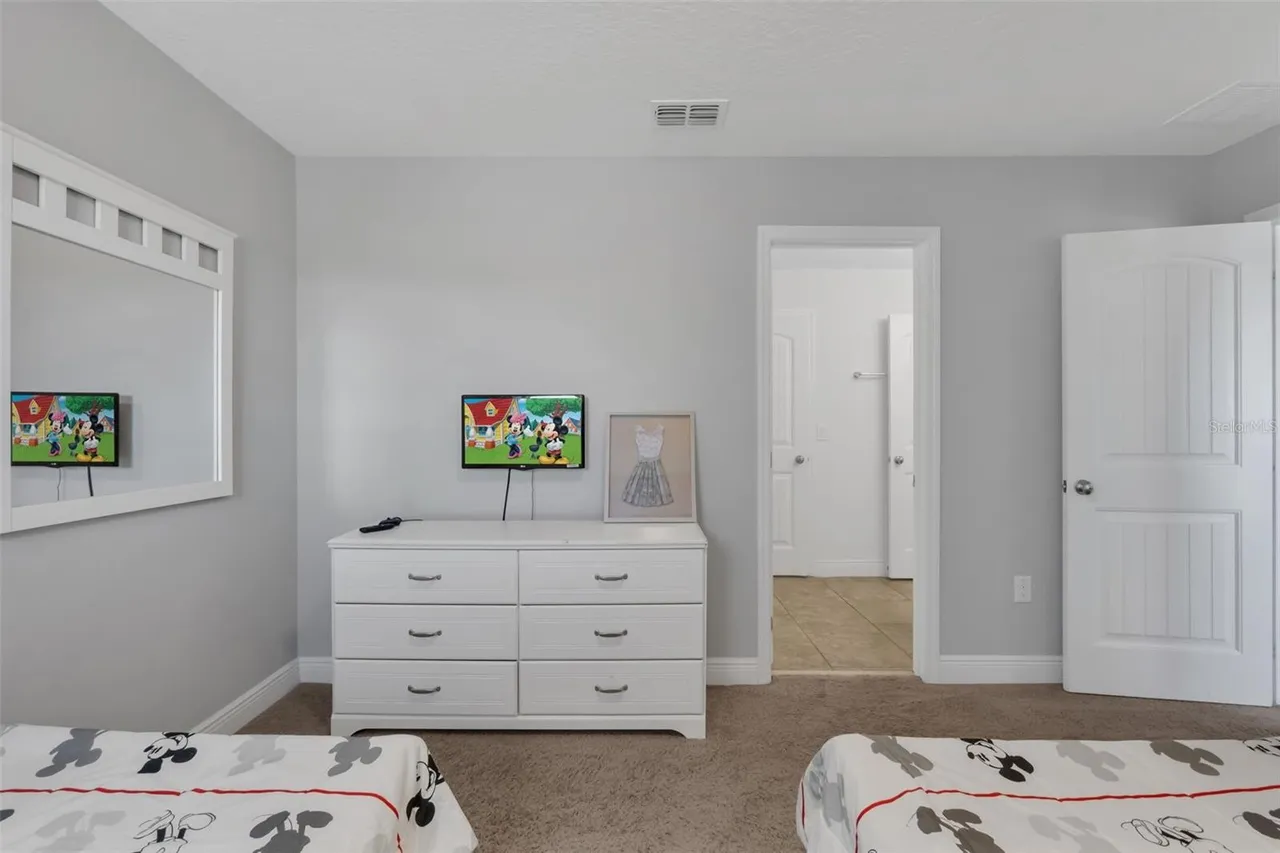 Slide show image of the Orlando Florida Home for Sale 25