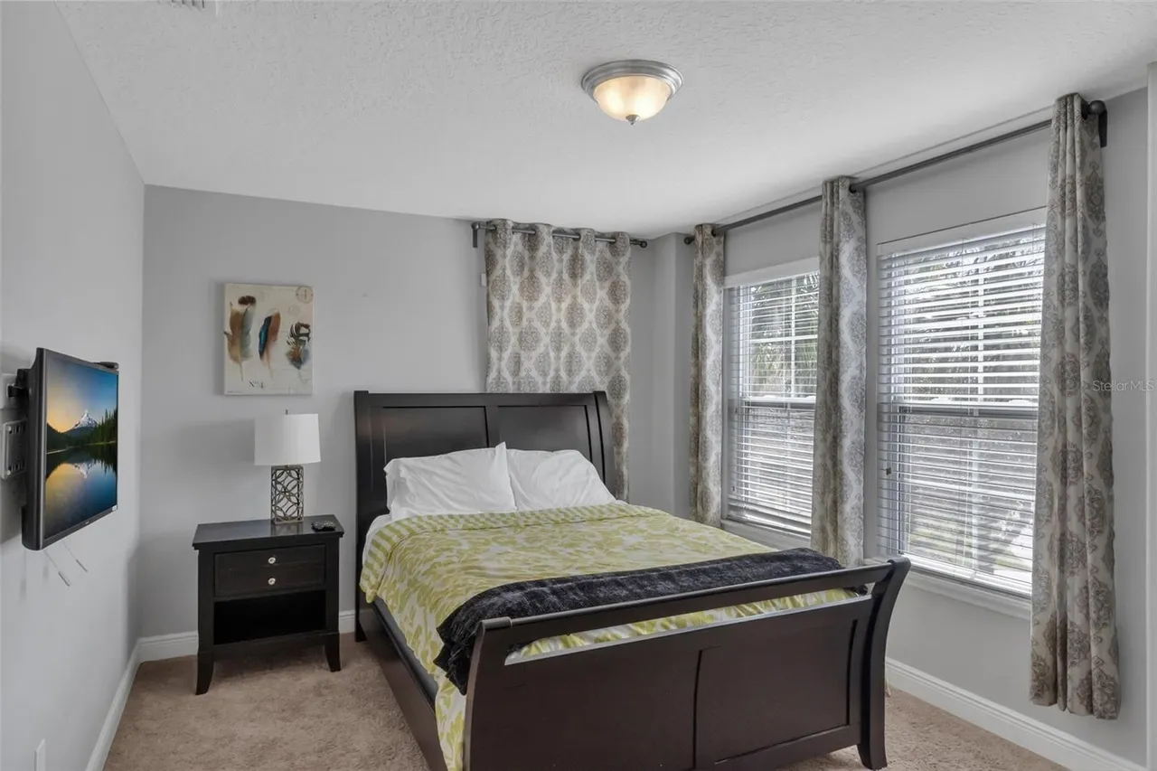 Slide show image of the Orlando Florida Home for Sale 29