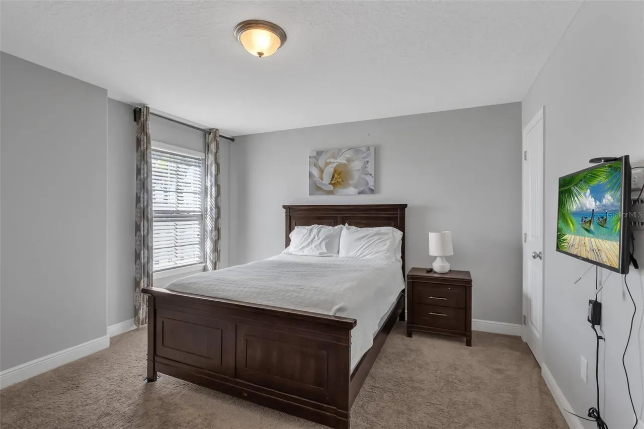 Slide show image of the Orlando Florida Home for Sale 33