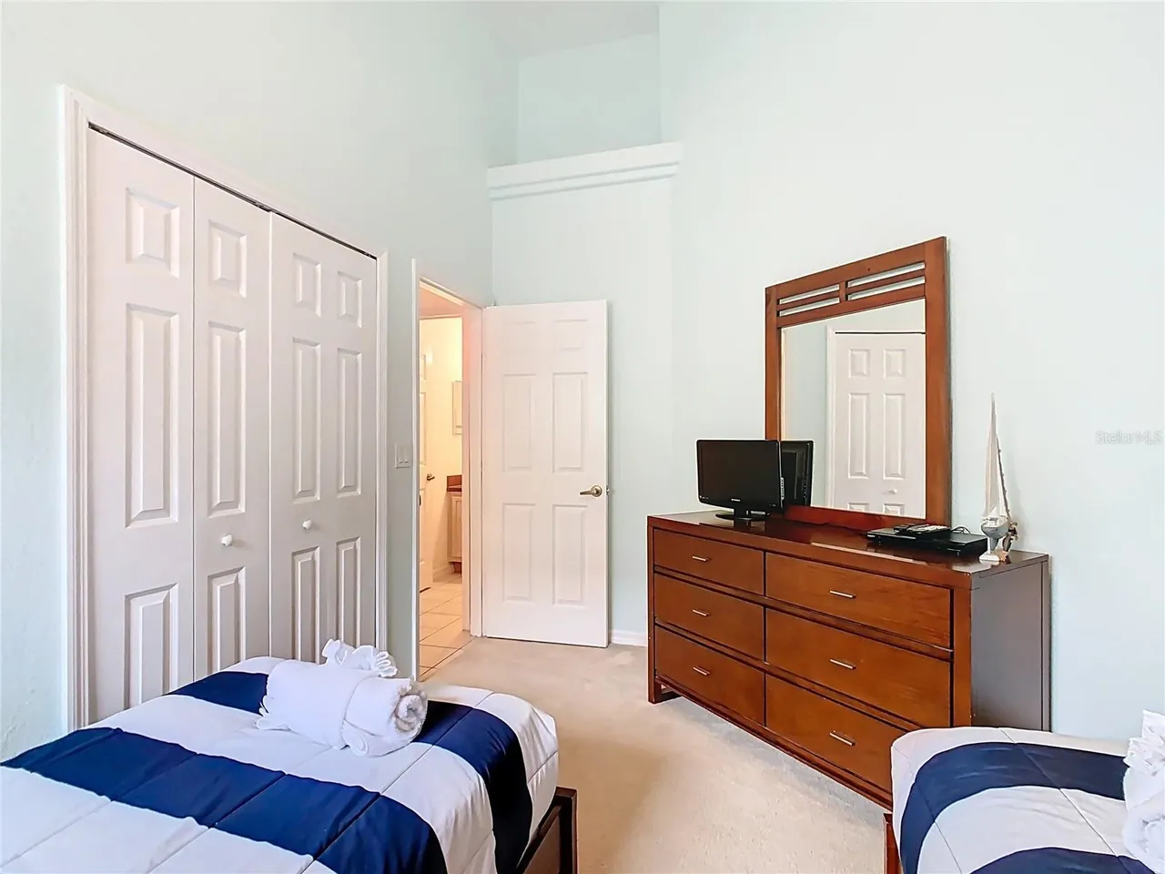 Slide show image of the Orlando Florida Home for Sale 32