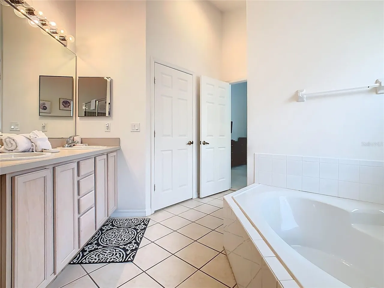 Slide show image of the Orlando Florida Home for Sale 40