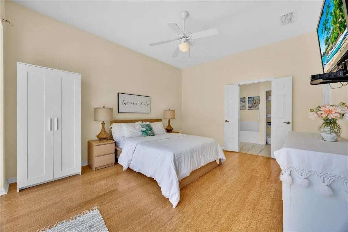 Slide show image of the Orlando Florida Home for Sale 18