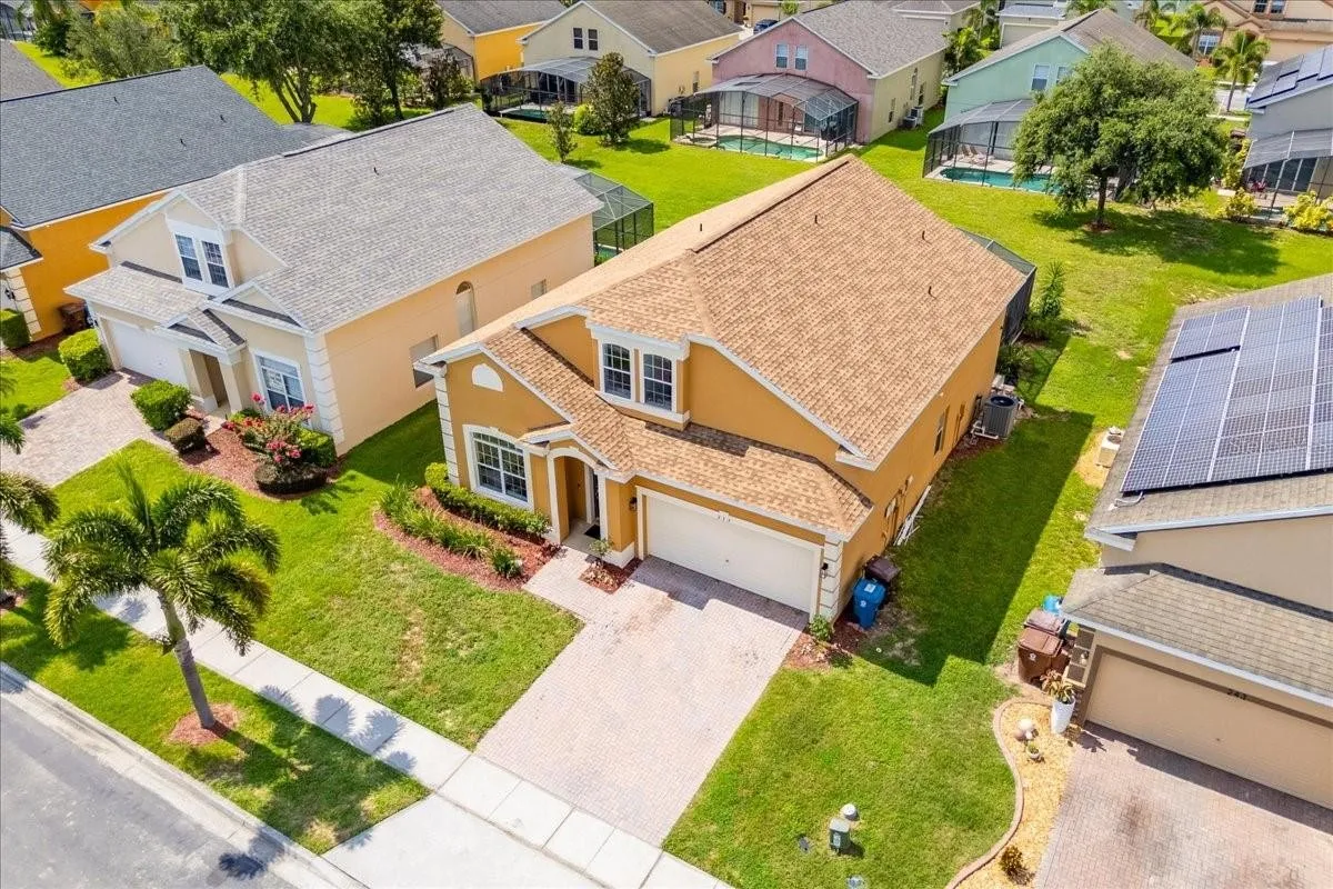 Slide show image of the Orlando Florida Home for Sale 32