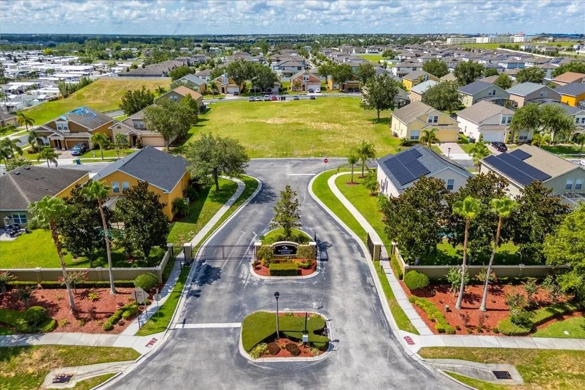 Slide show image of the Orlando Florida Home for Sale 37