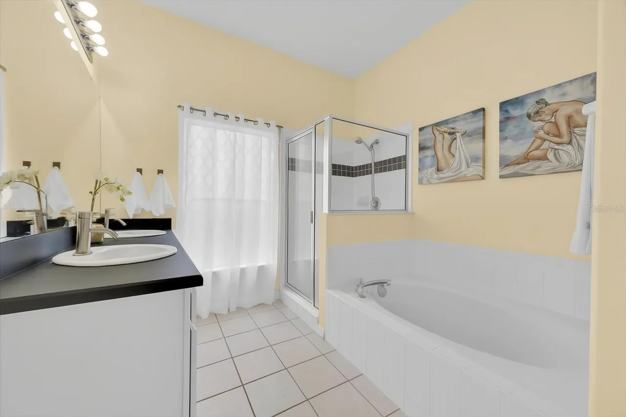 Slide show image of the Orlando Florida Home for Sale 41