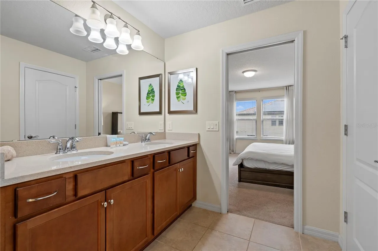 Slide show image of the Orlando Florida Home for Sale 25