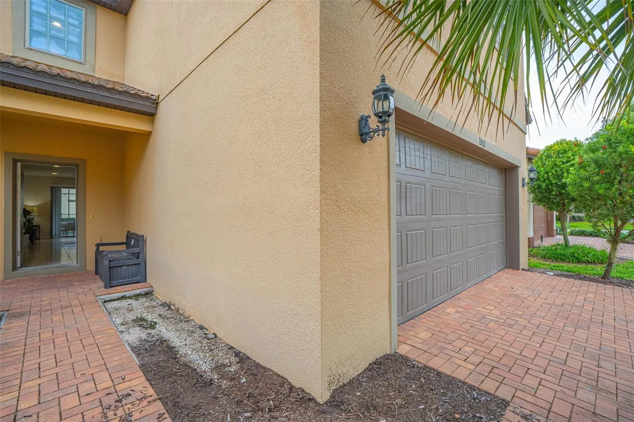 Slide show image of the Orlando Florida Home for Sale 36