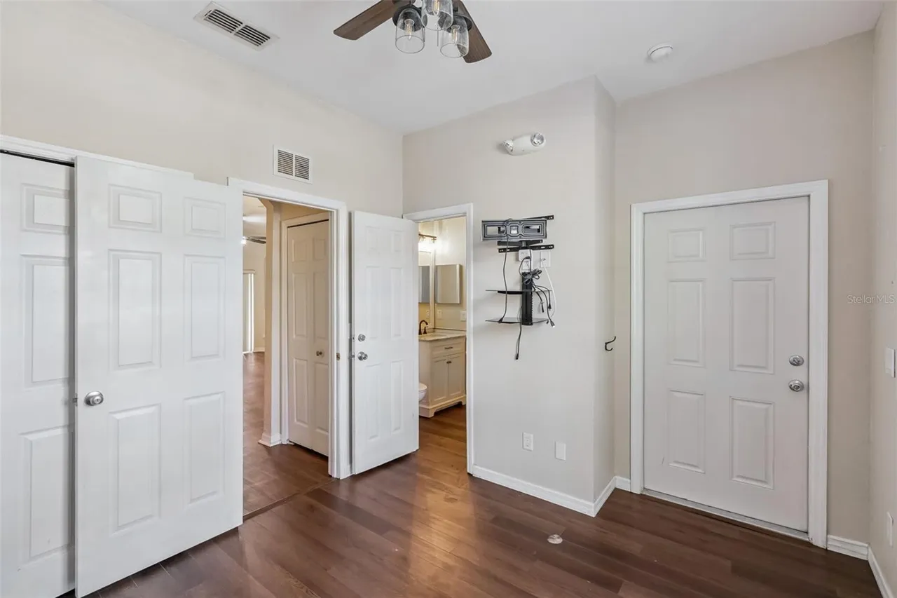 Slide show image of the Orlando Florida Home for Sale 12