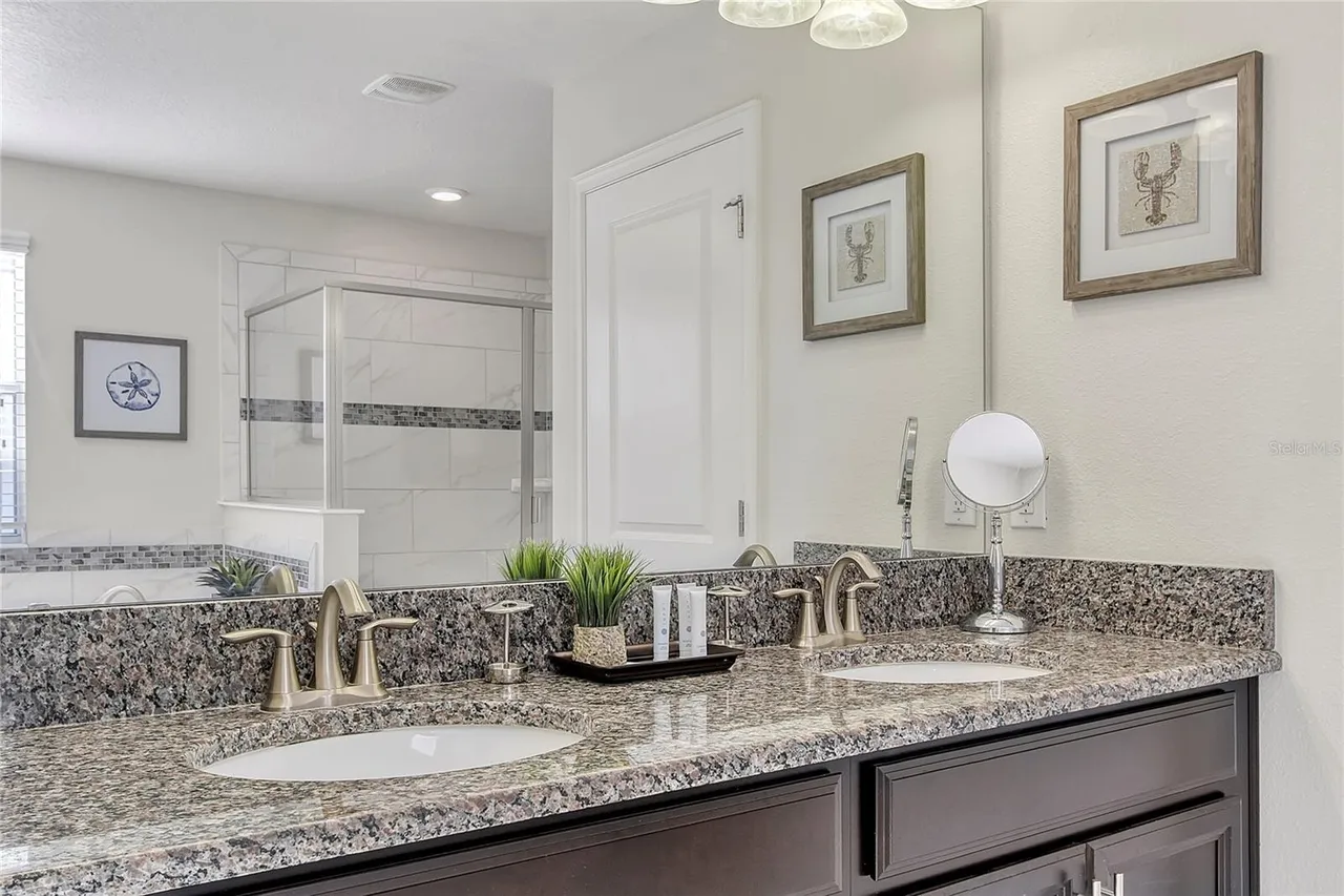 Slide show image of the Orlando Florida Home for Sale 34
