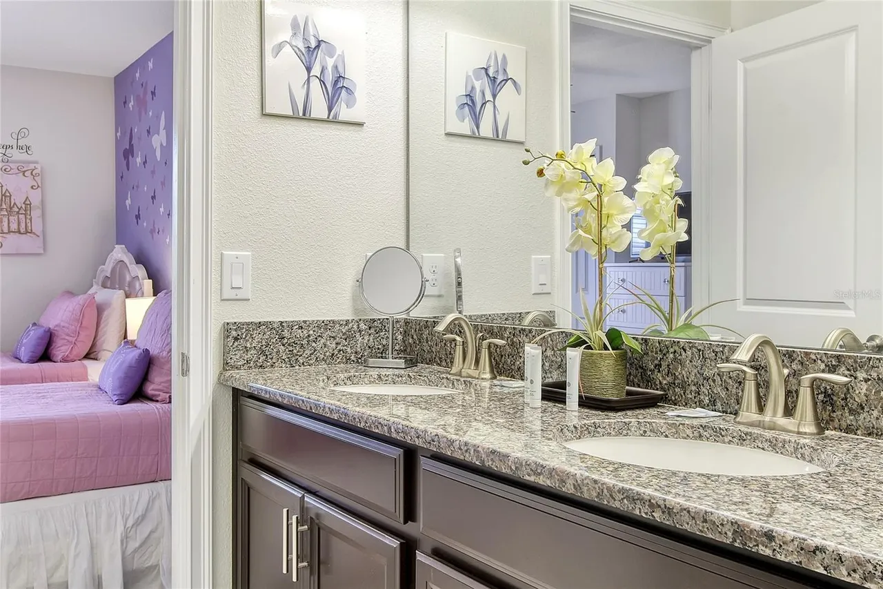 Slide show image of the Orlando Florida Home for Sale 47