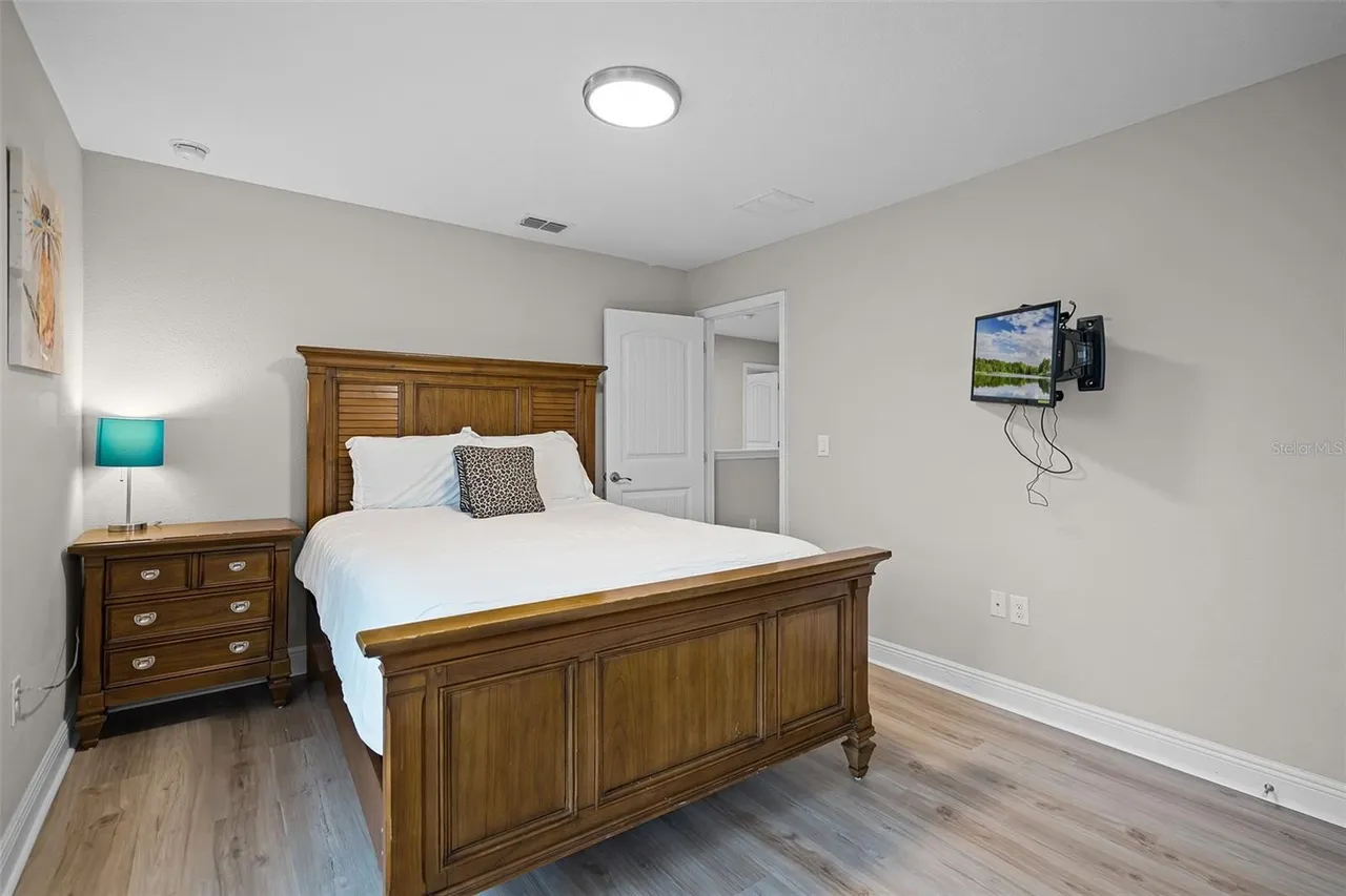 Slide show image of the Orlando Florida Home for Sale 27