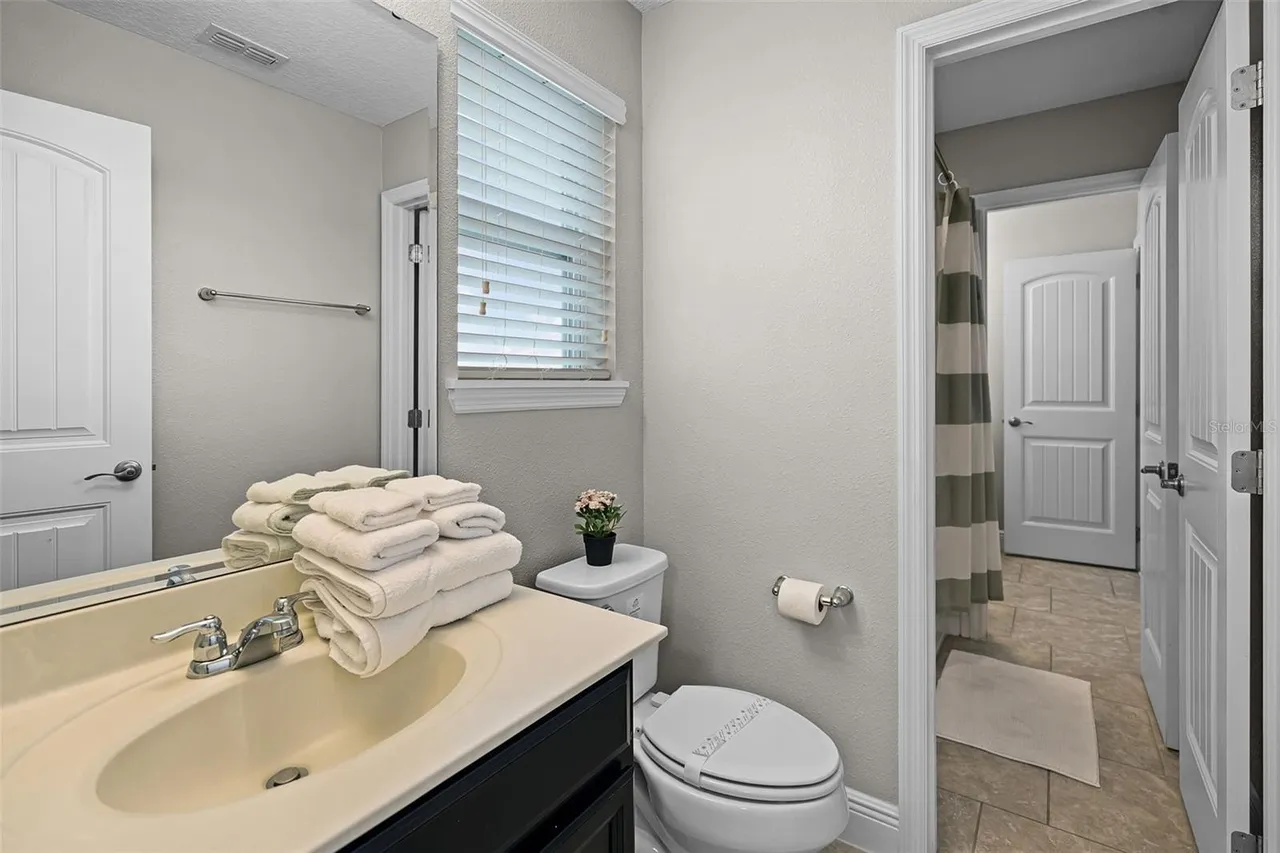 Slide show image of the Orlando Florida Home for Sale 31