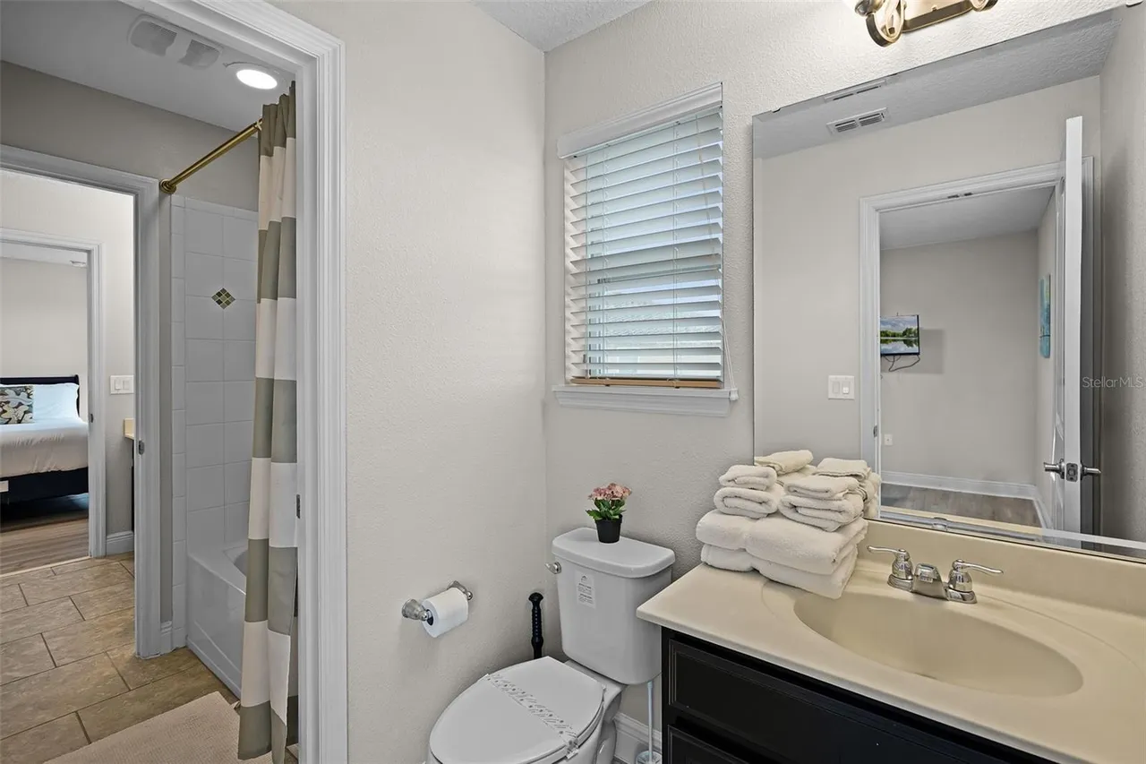 Slide show image of the Orlando Florida Home for Sale 32
