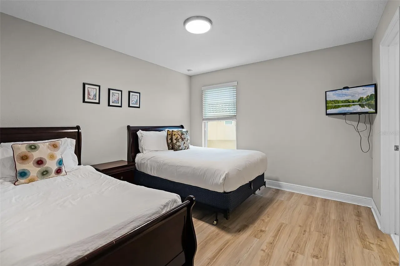 Slide show image of the Orlando Florida Home for Sale 33