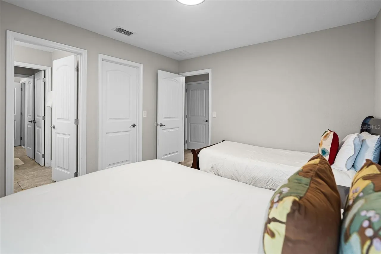 Slide show image of the Orlando Florida Home for Sale 34