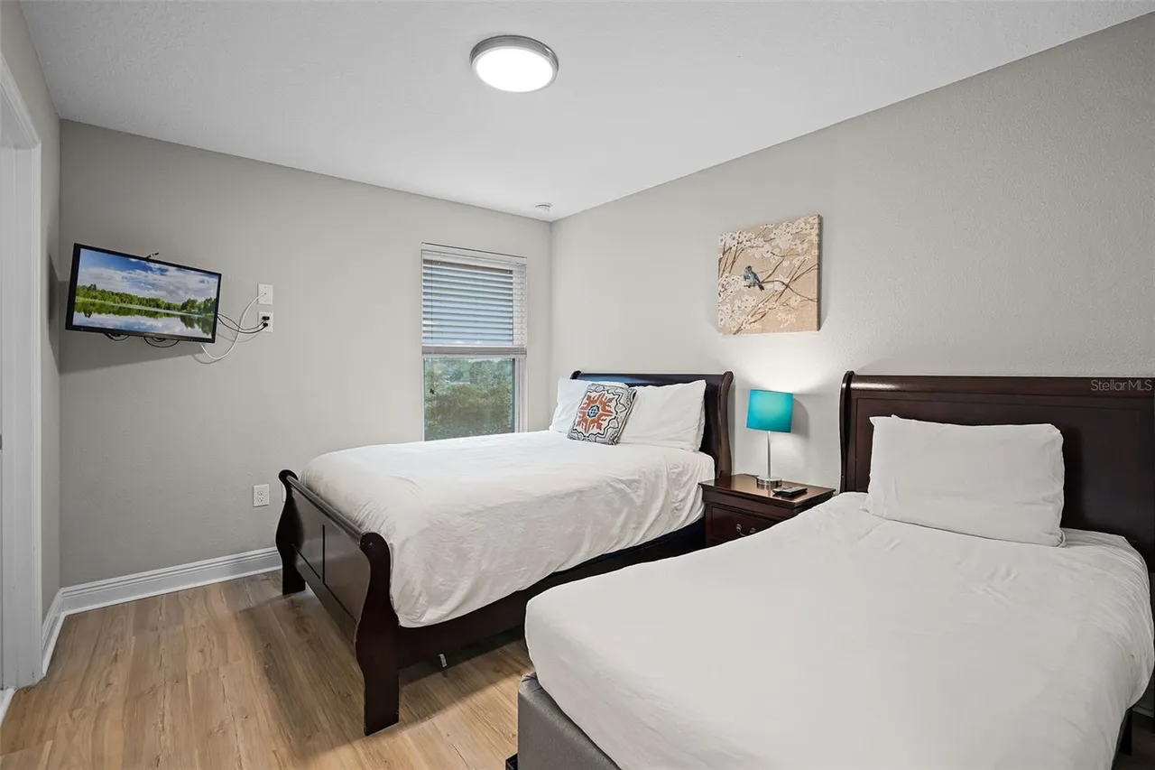 Slide show image of the Orlando Florida Home for Sale 35