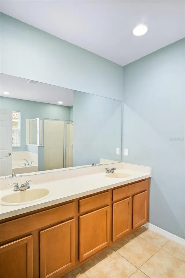 Slide show image of the Orlando Florida Home for Sale 24