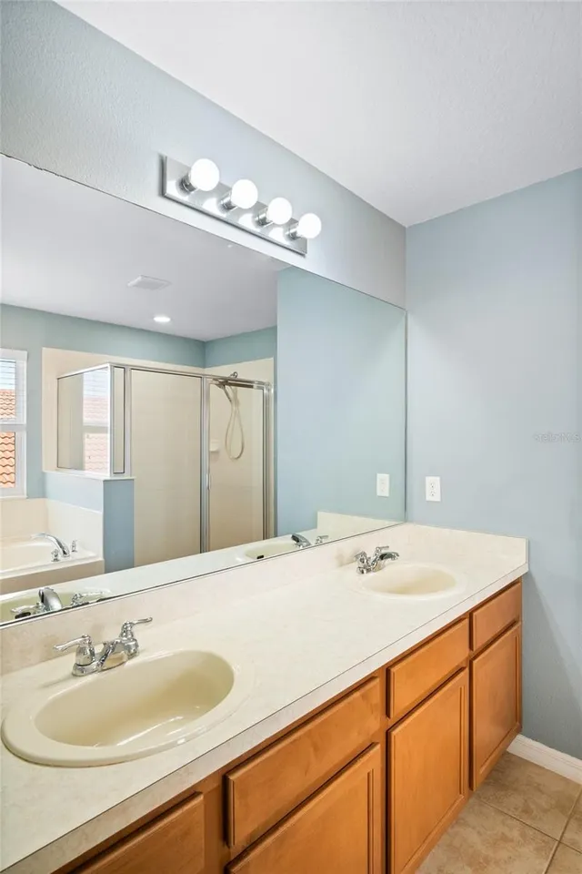 Slide show image of the Orlando Florida Home for Sale 28