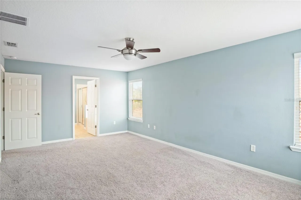 Slide show image of the Orlando Florida Home for Sale 32