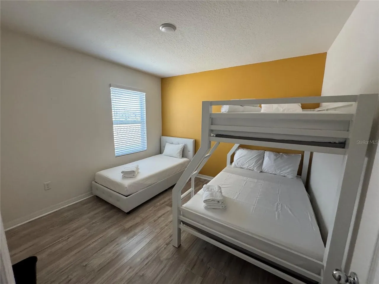 Slide show image of the Orlando Florida Home for Sale 39