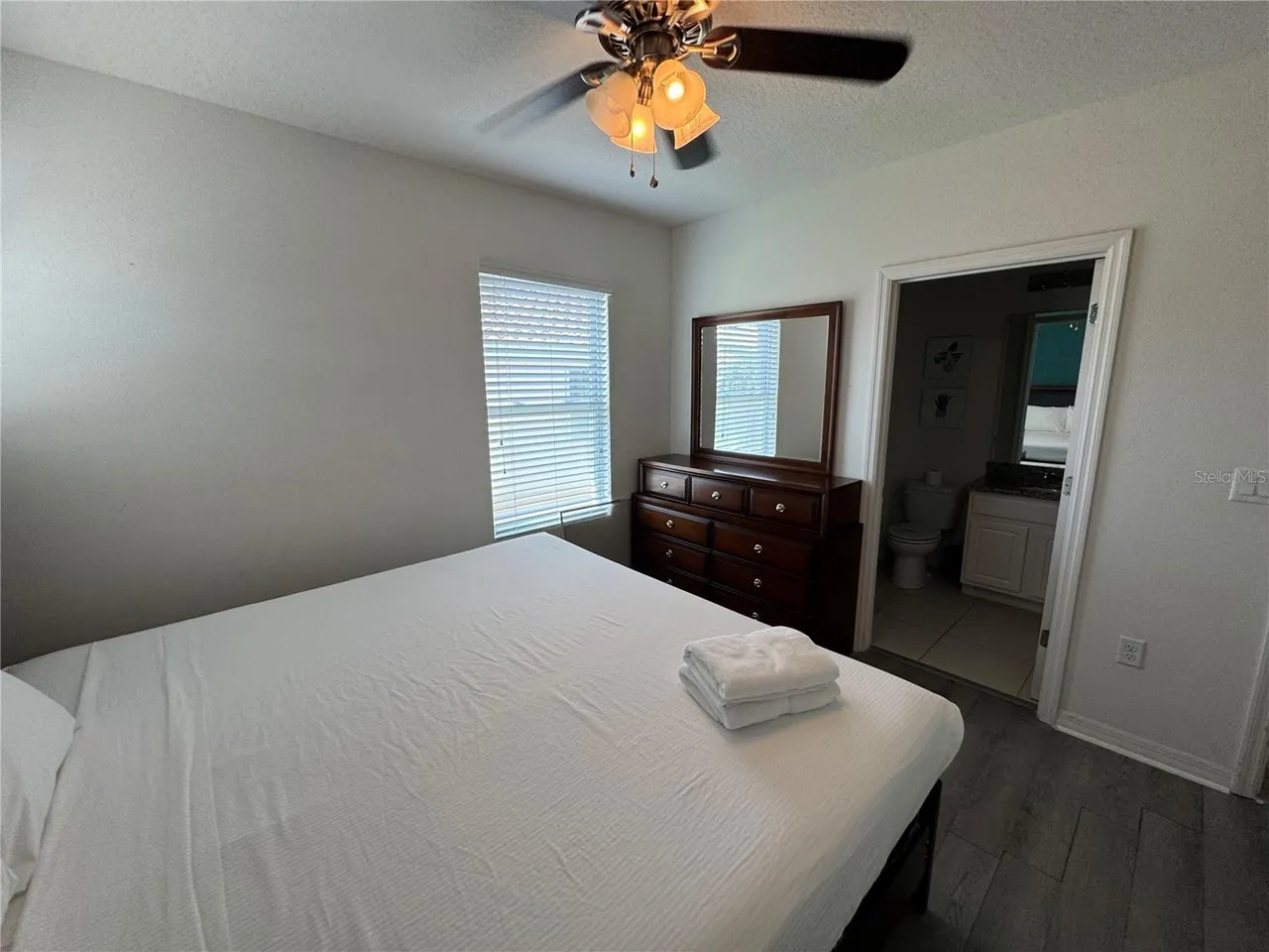 Slide show image of the Orlando Florida Home for Sale 51