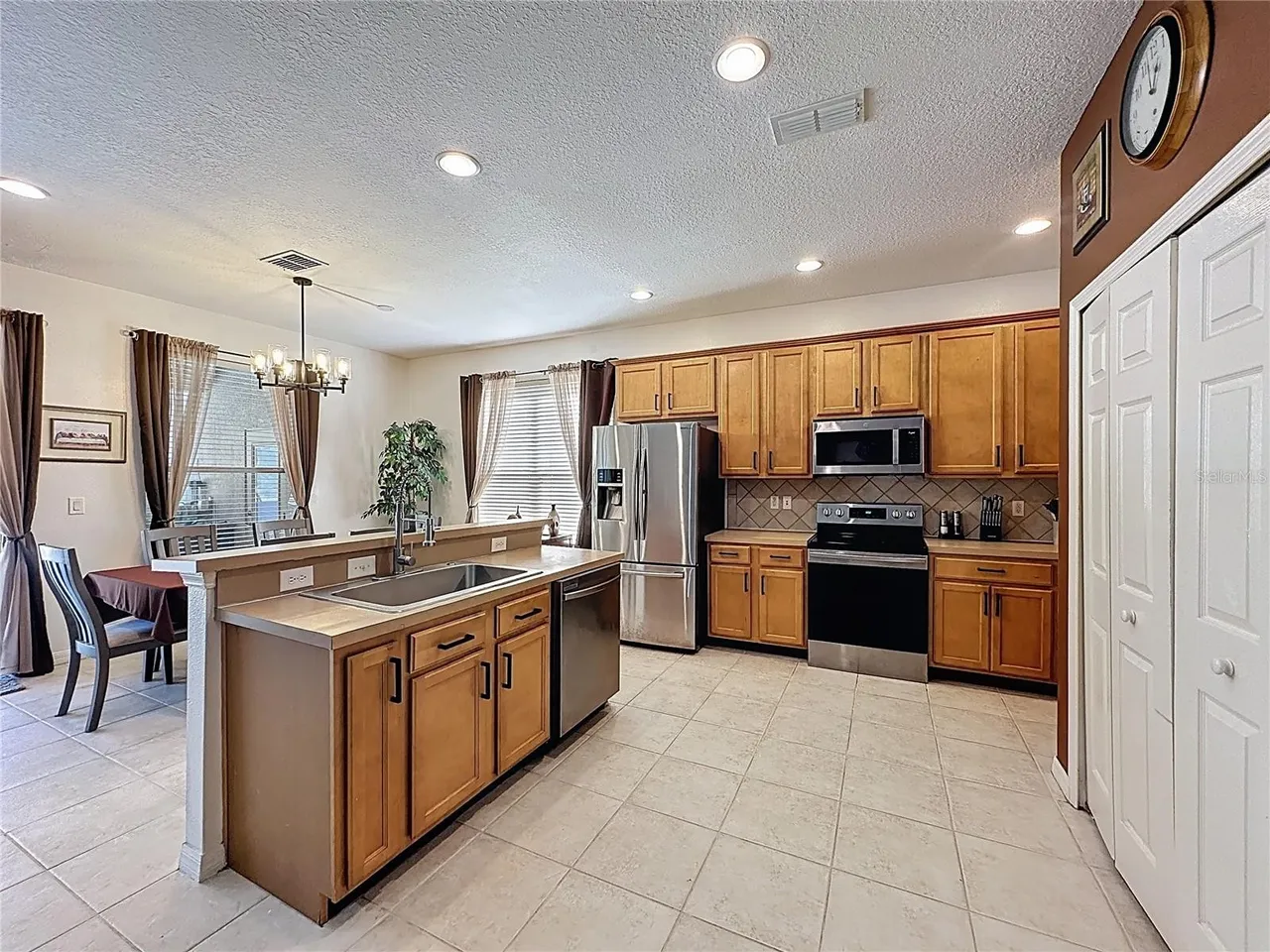 Slide show image of the Orlando Florida Home for Sale 14