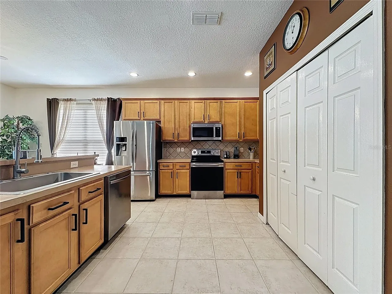 Slide show image of the Orlando Florida Home for Sale 18