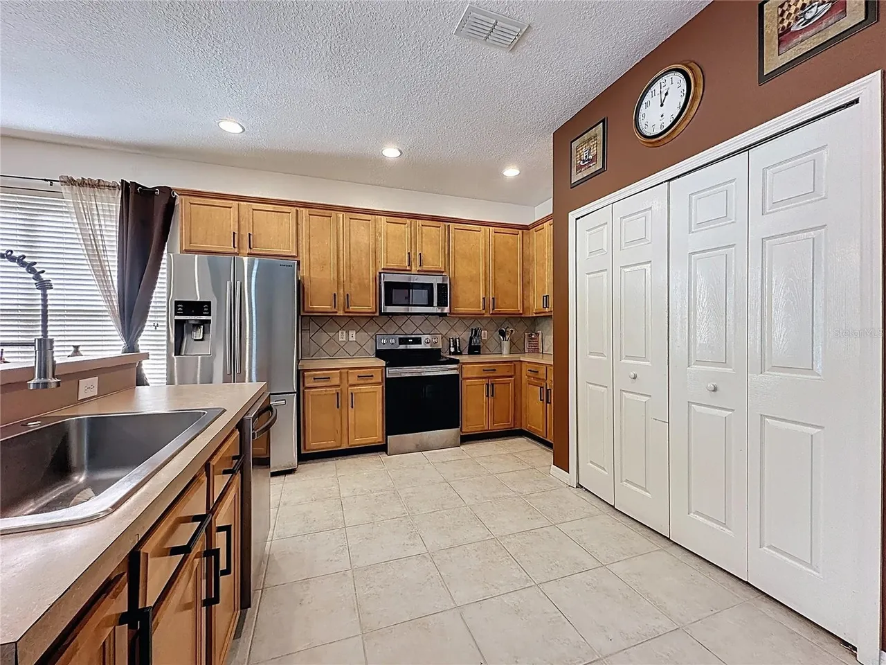 Slide show image of the Orlando Florida Home for Sale 19