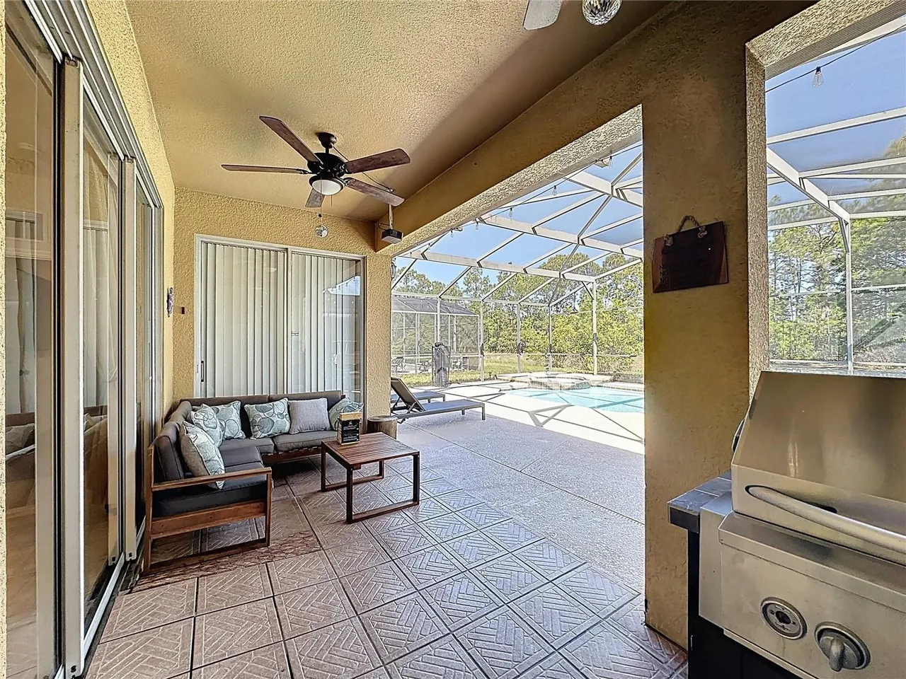 Slide show image of the Orlando Florida Home for Sale 23