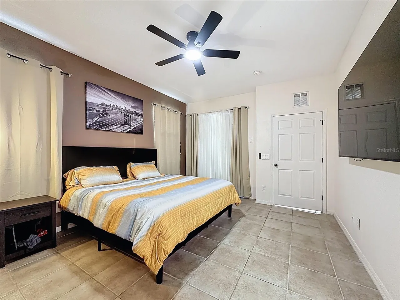 Slide show image of the Orlando Florida Home for Sale 34