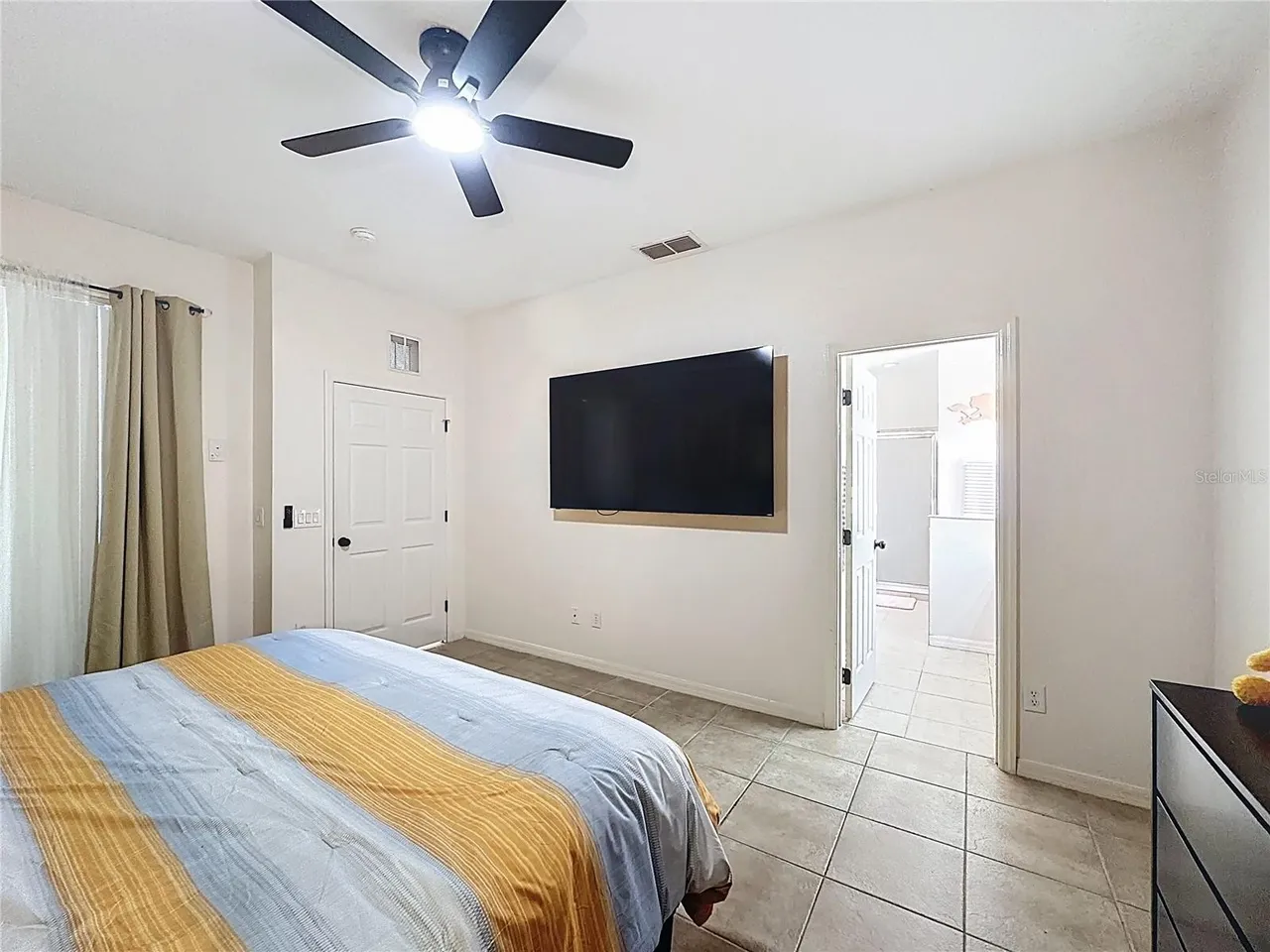 Slide show image of the Orlando Florida Home for Sale 35