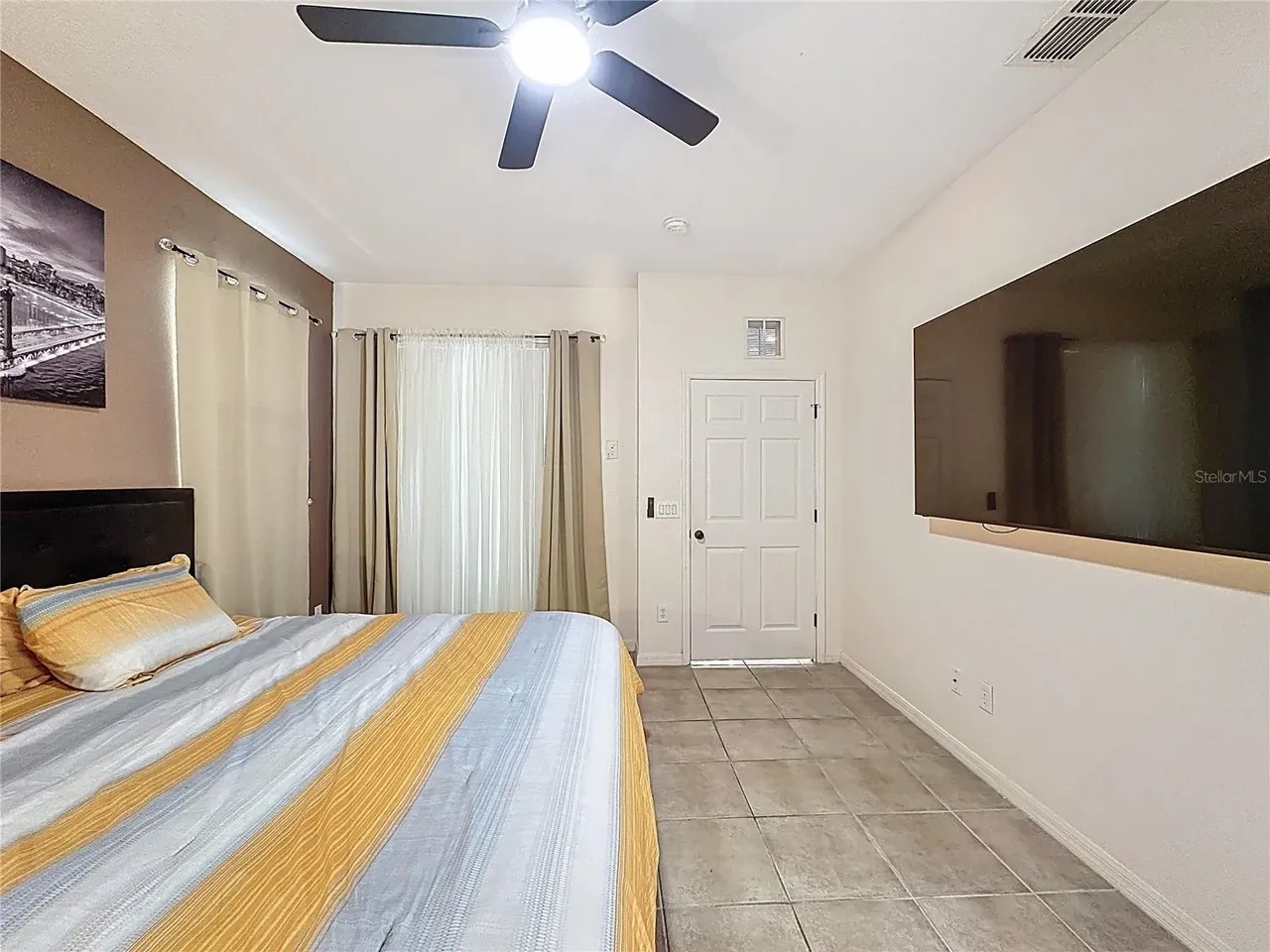 Slide show image of the Orlando Florida Home for Sale 36