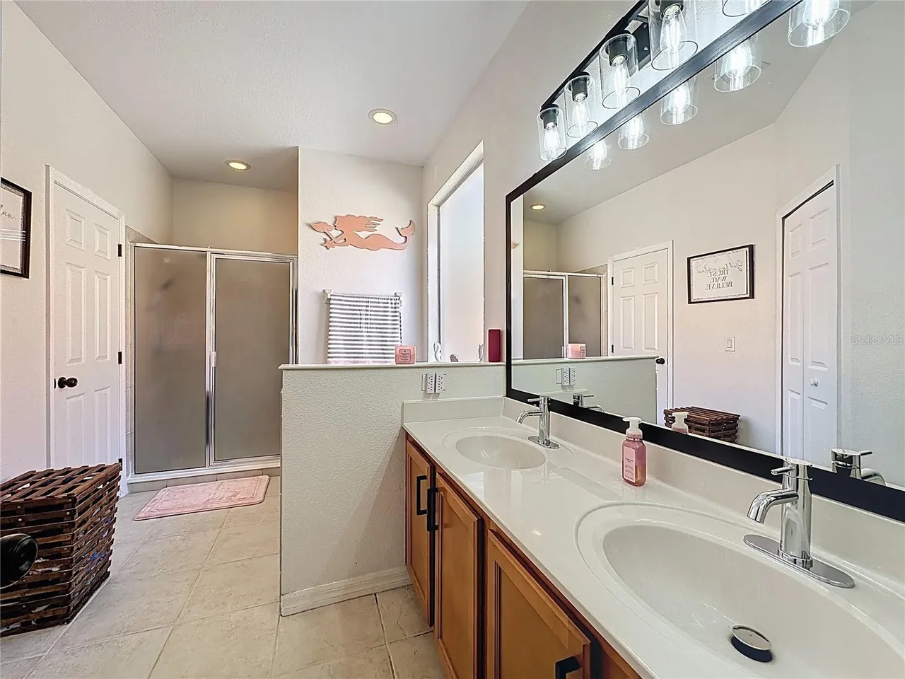Slide show image of the Orlando Florida Home for Sale 37
