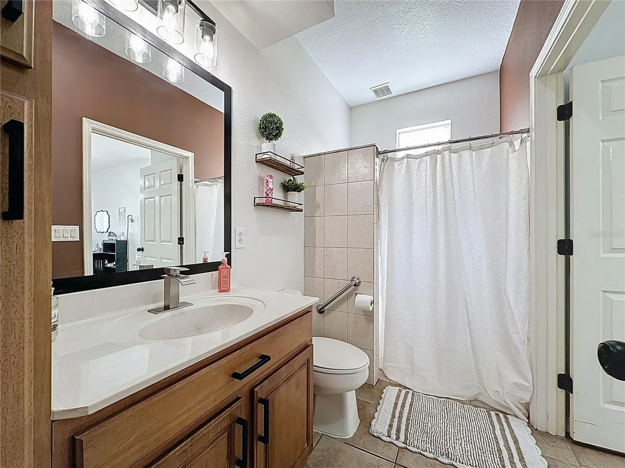 Slide show image of the Orlando Florida Home for Sale 40