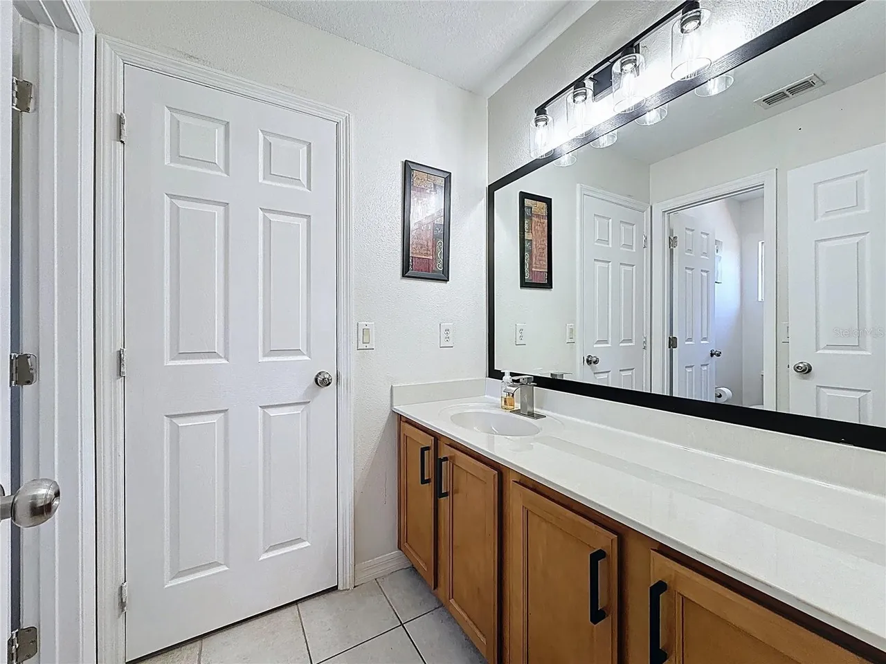 Slide show image of the Orlando Florida Home for Sale 51