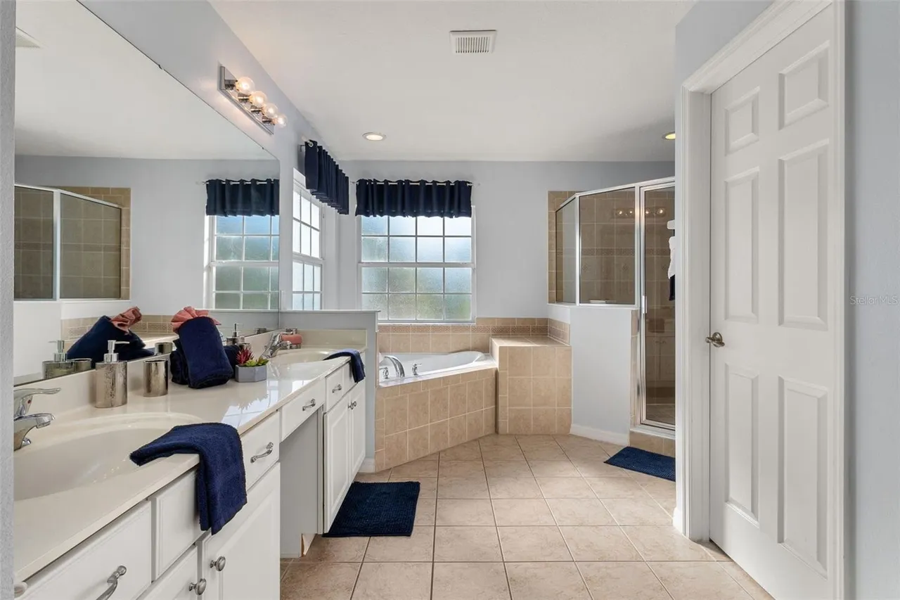 Slide show image of the Orlando Florida Home for Sale 33