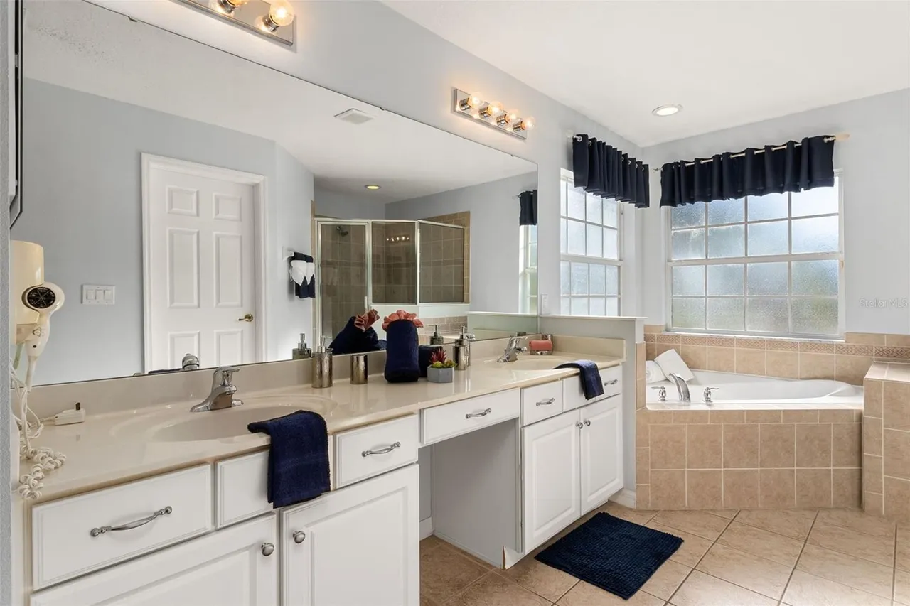 Slide show image of the Orlando Florida Home for Sale 34