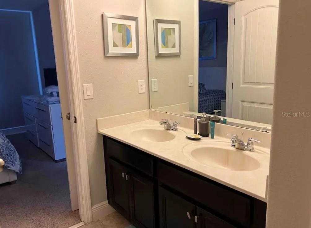 Slide show image of the Orlando Florida Home for Sale 41