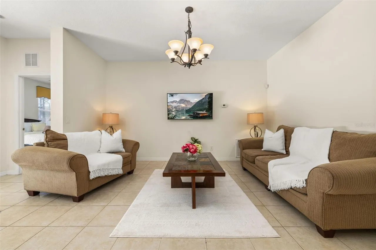 Slide show image of the Orlando Florida Home for Sale 23
