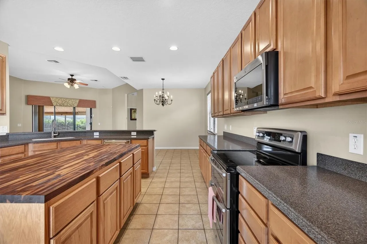 Slide show image of the Orlando Florida Home for Sale 18