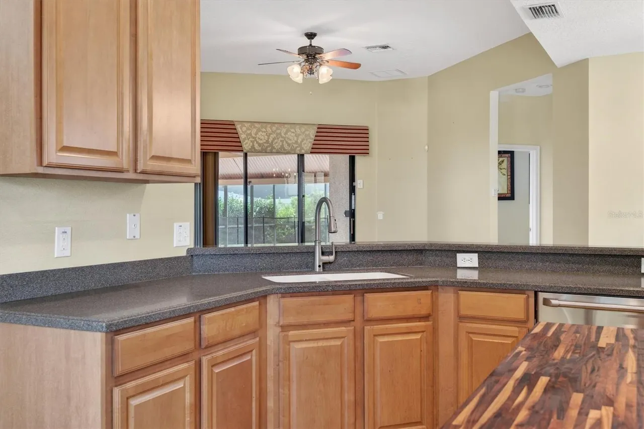 Slide show image of the Orlando Florida Home for Sale 22
