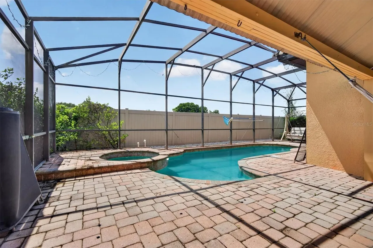 Slide show image of the Orlando Florida Home for Sale 39