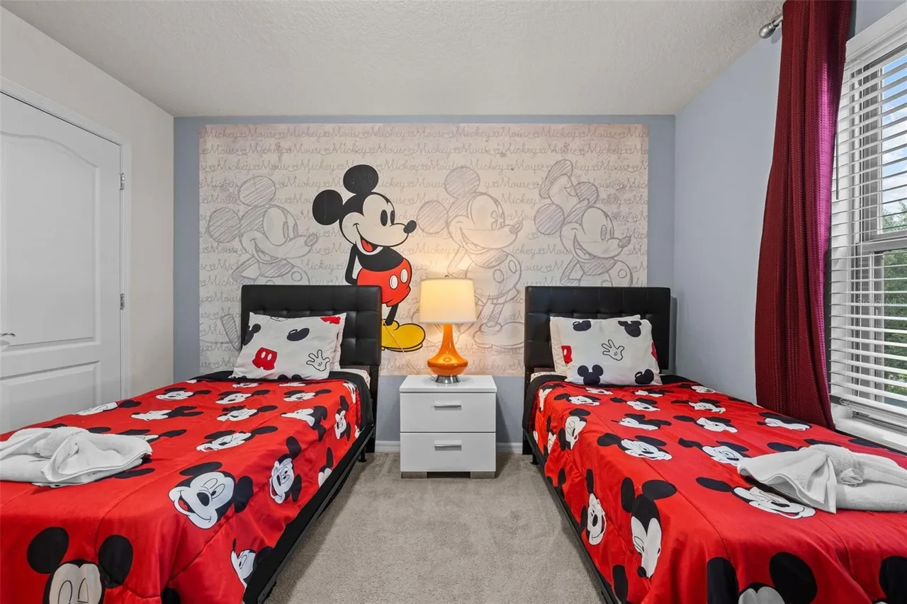 Slide show image of the Orlando Florida Home for Sale 32