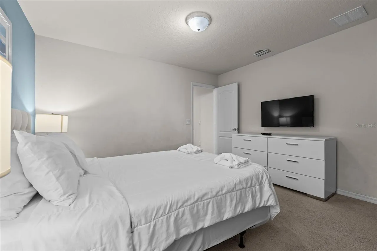 Slide show image of the Orlando Florida Home for Sale 41