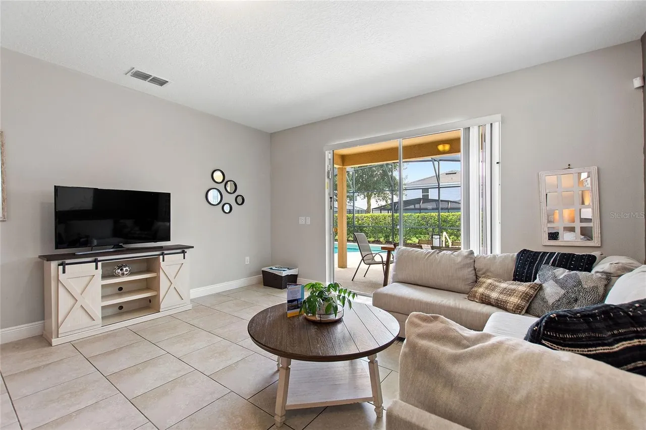 Slide show image of the Orlando Florida Home for Sale 15