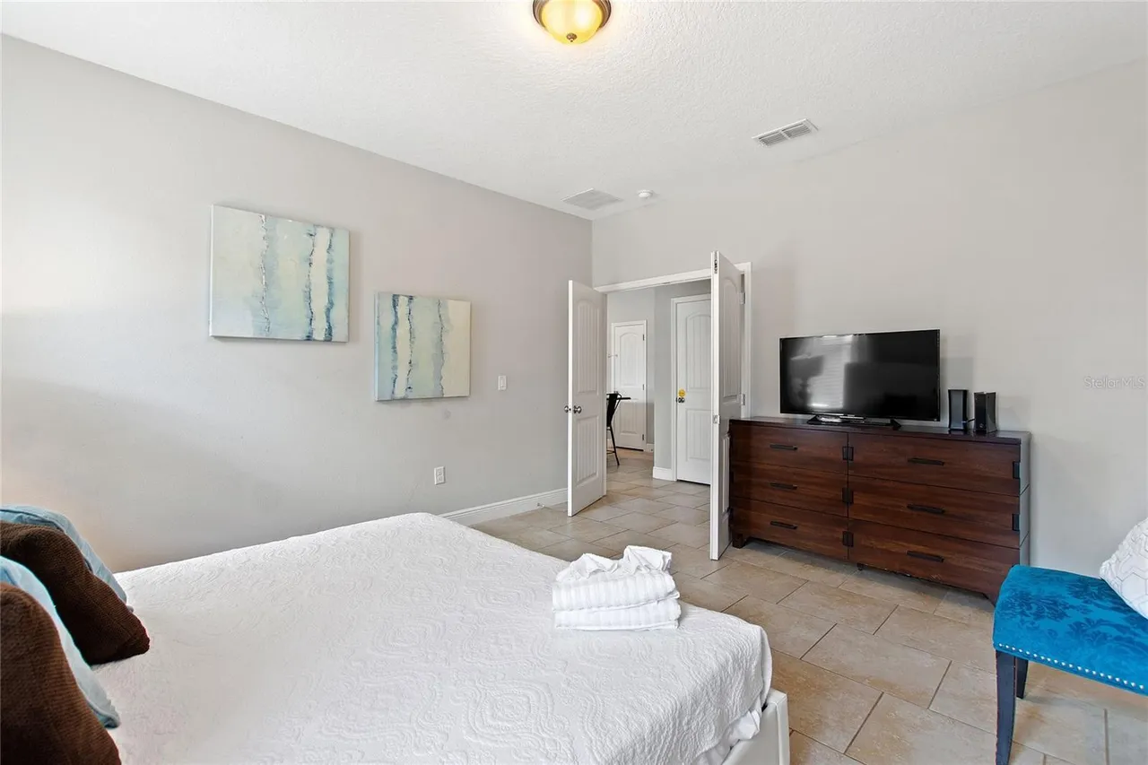 Slide show image of the Orlando Florida Home for Sale 19