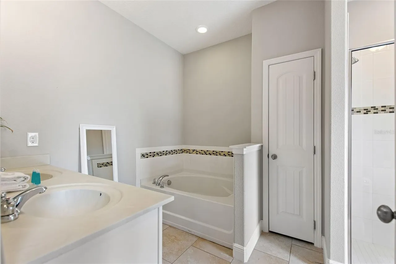 Slide show image of the Orlando Florida Home for Sale 20