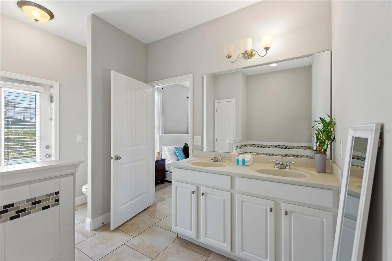 Slide show image of the Orlando Florida Home for Sale 21