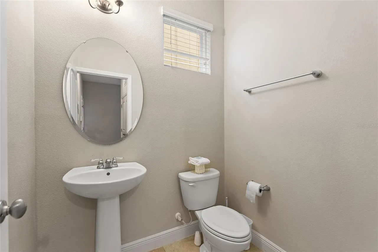 Slide show image of the Orlando Florida Home for Sale 23